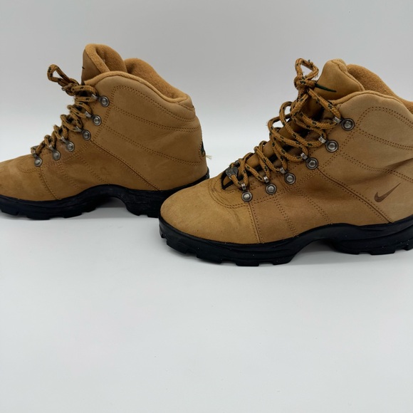 Nike Air Kids Tan Boots with Black Soles - Picture 3 of 8
